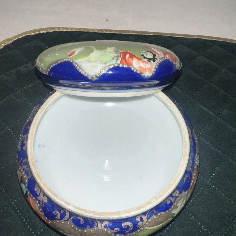 VINTAGE PORCELAIN HAND PAINTED FLORAL LIDDED TRINKET DISH POWDER Jewelry JAR .